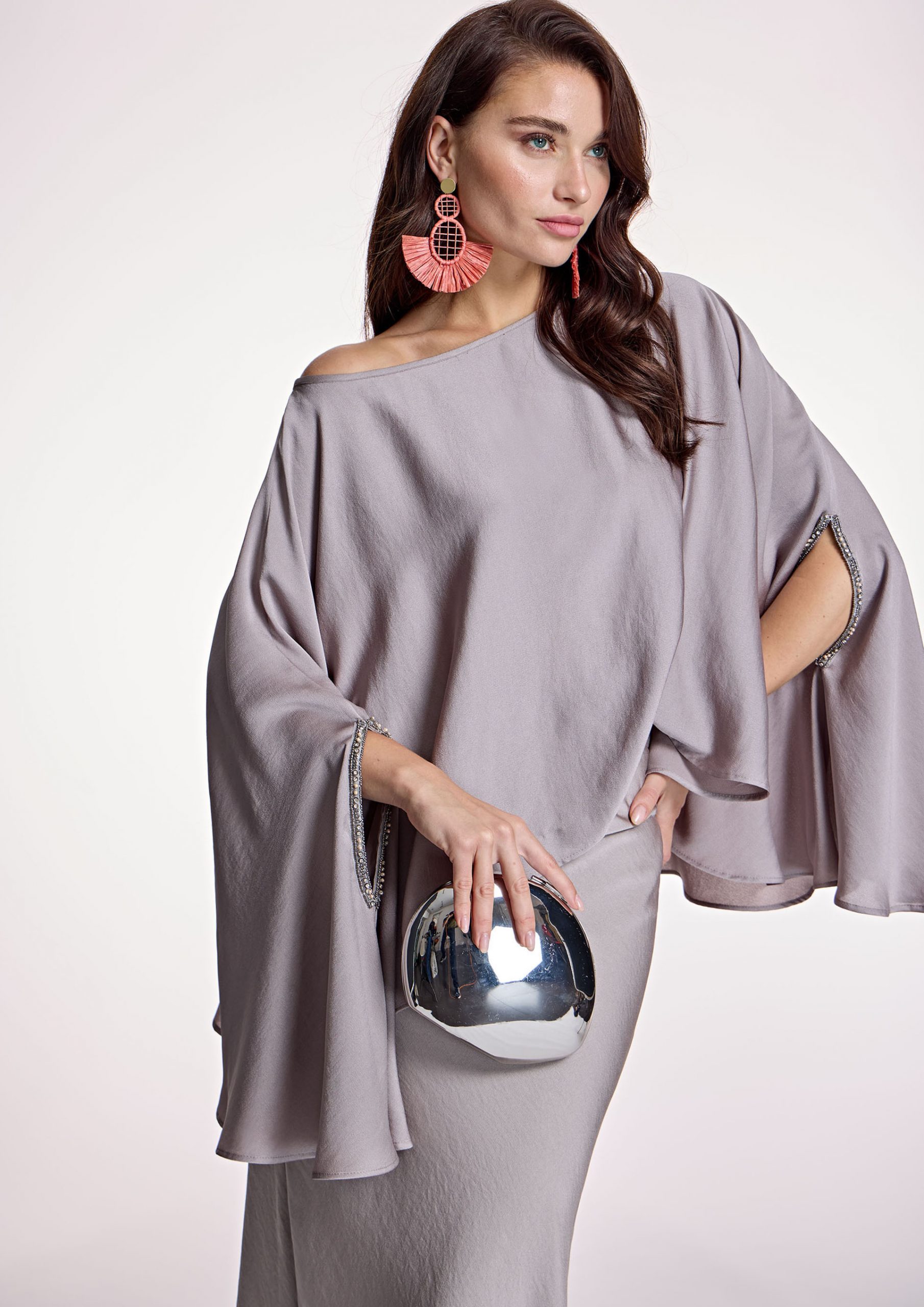 blusa-estilo-capa-gris-satinada