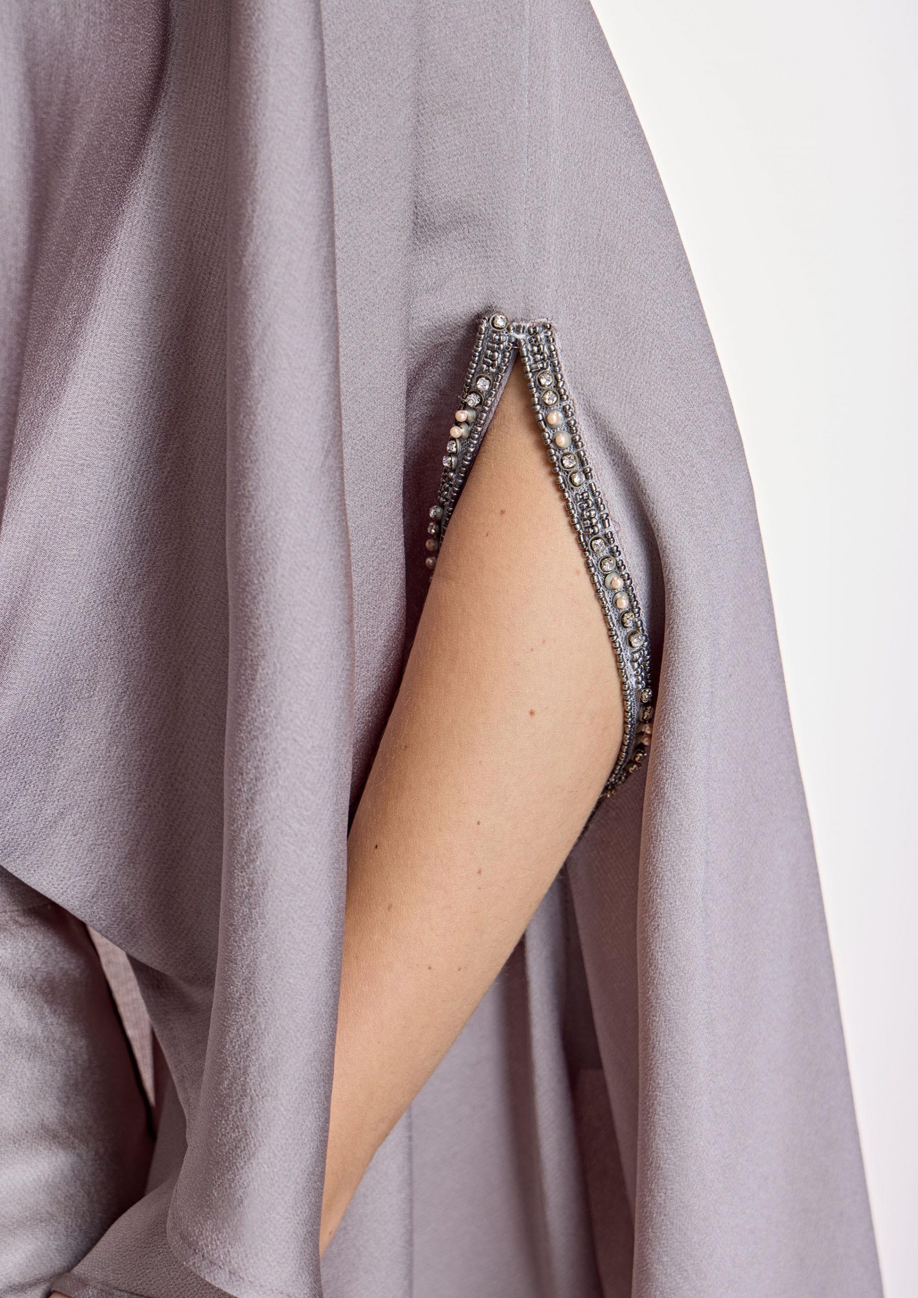 blusa-fluida-tipo-capa-detalle