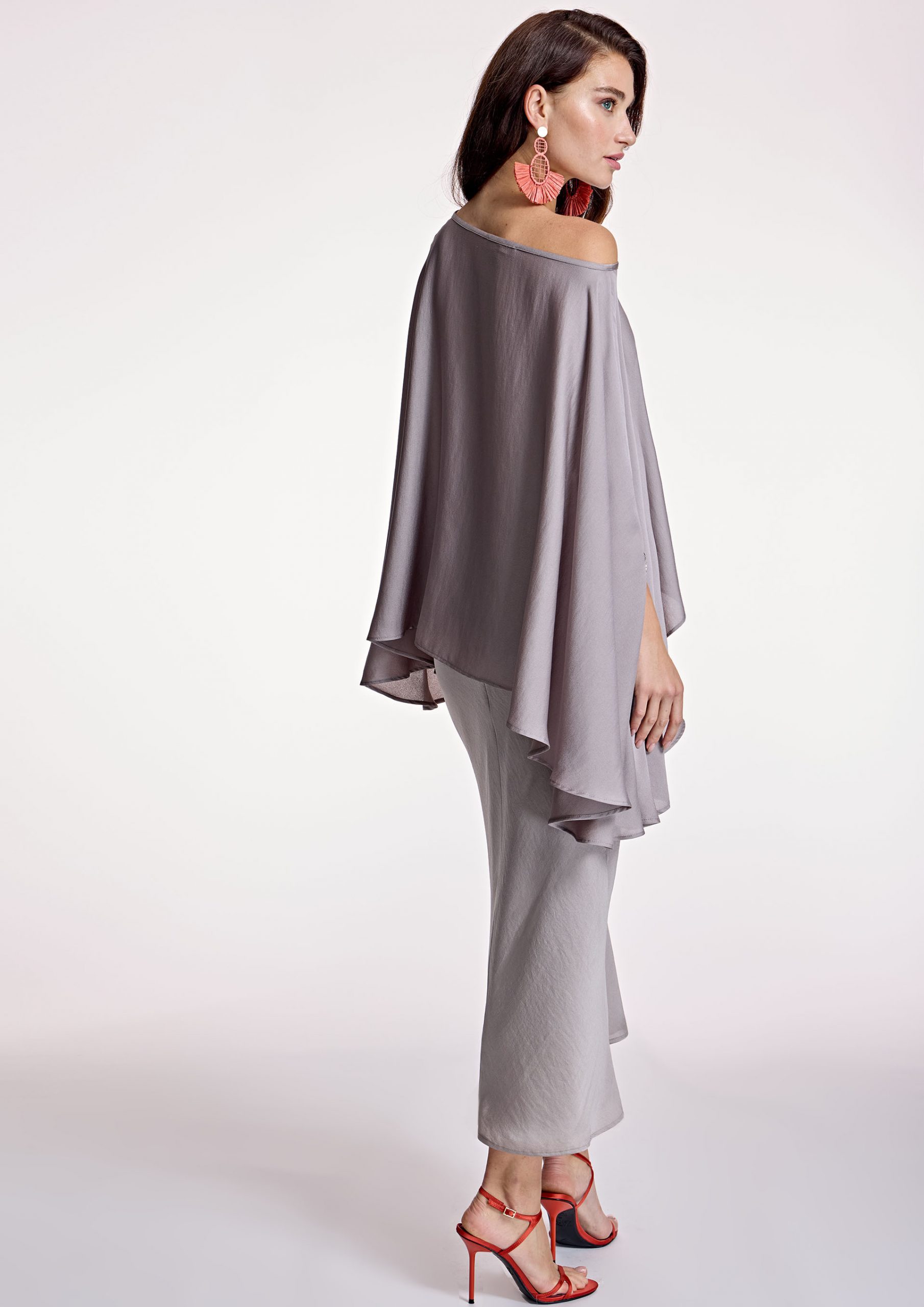 blusa-fluida-tipo-capa