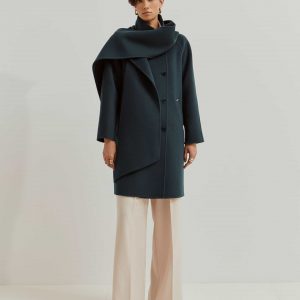 Abrigo de lana con capucha y cuello desmontable.