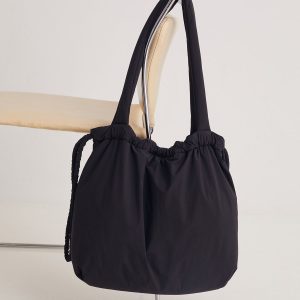 Bolso saco acolchado negro YERSE
