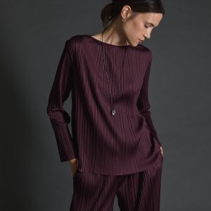 Blusa plisada cuello barco berenjena YERSE