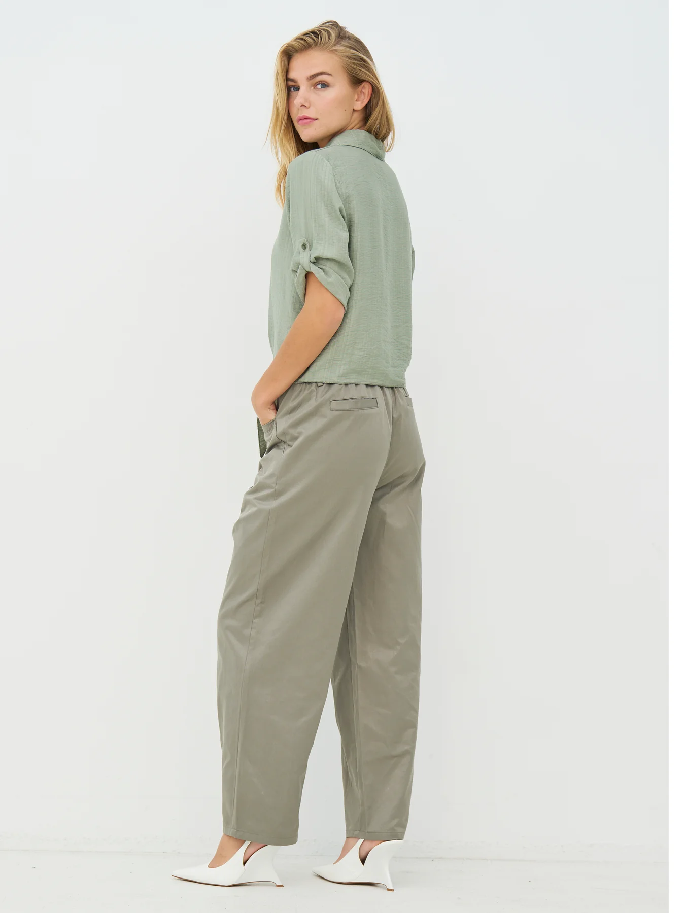 CAITLIN_Shirt-Shirts-8726-40-393_Army-3_1350x1800