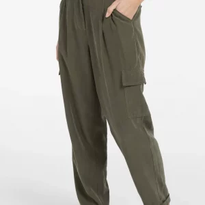 Pantalones cargo con perneras rectas y pliegues YAYA
