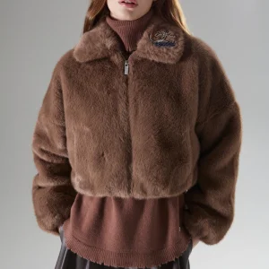 Chaqueta bomber corta con broches decorativos en el cuello BSB
