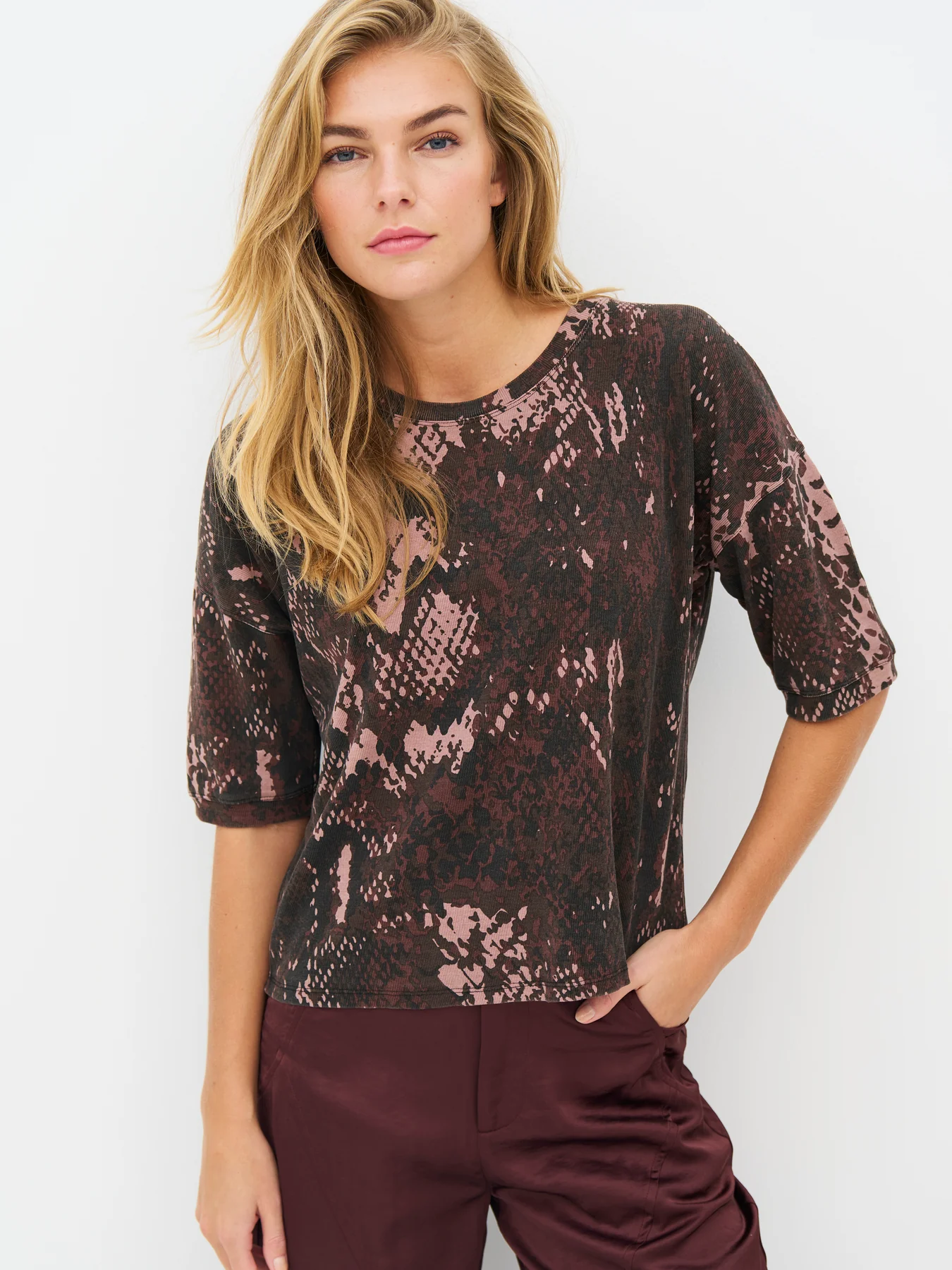 ENOLA_Tee-Tops_and_T-shirts-8931-50-608_Rose_Snake-1_1350x1800