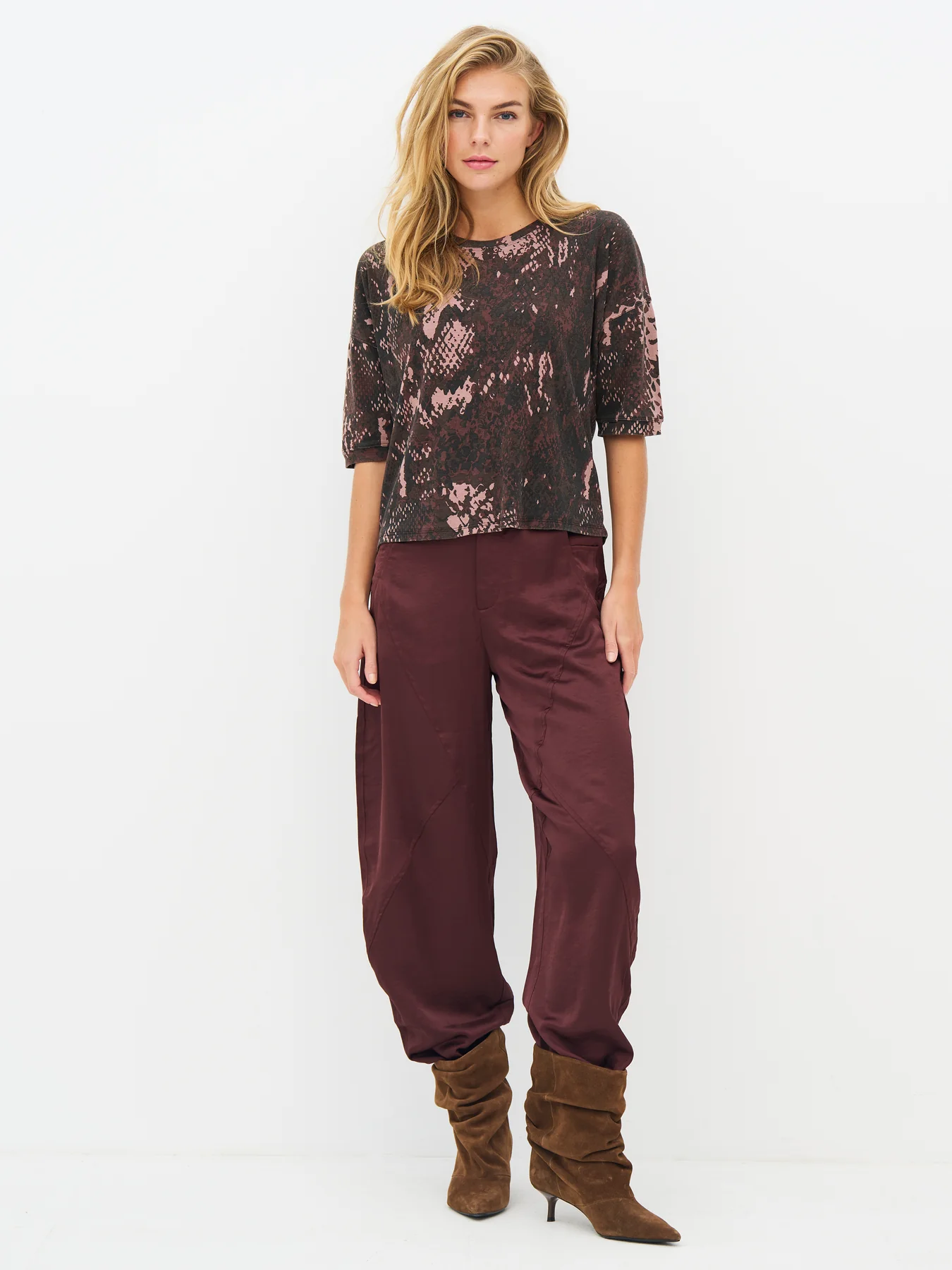 ENOLA_Tee-Tops_and_T-shirts-8931-50-608_Rose_Snake-2_1350x1800
