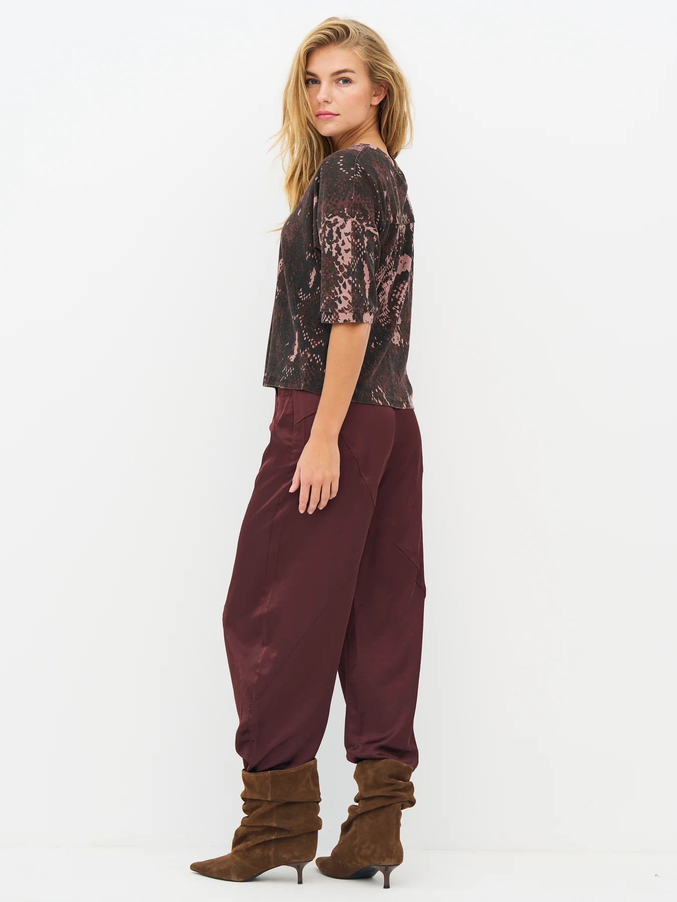 ENOLA_Tee-Tops_and_T-shirts-8931-50-608_Rose_Snake-3_1350x1800