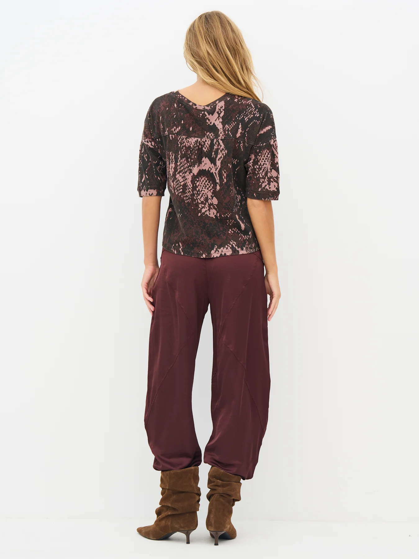 ENOLA_Tee-Tops_and_T-shirts-8931-50-608_Rose_Snake-4_1350x1800