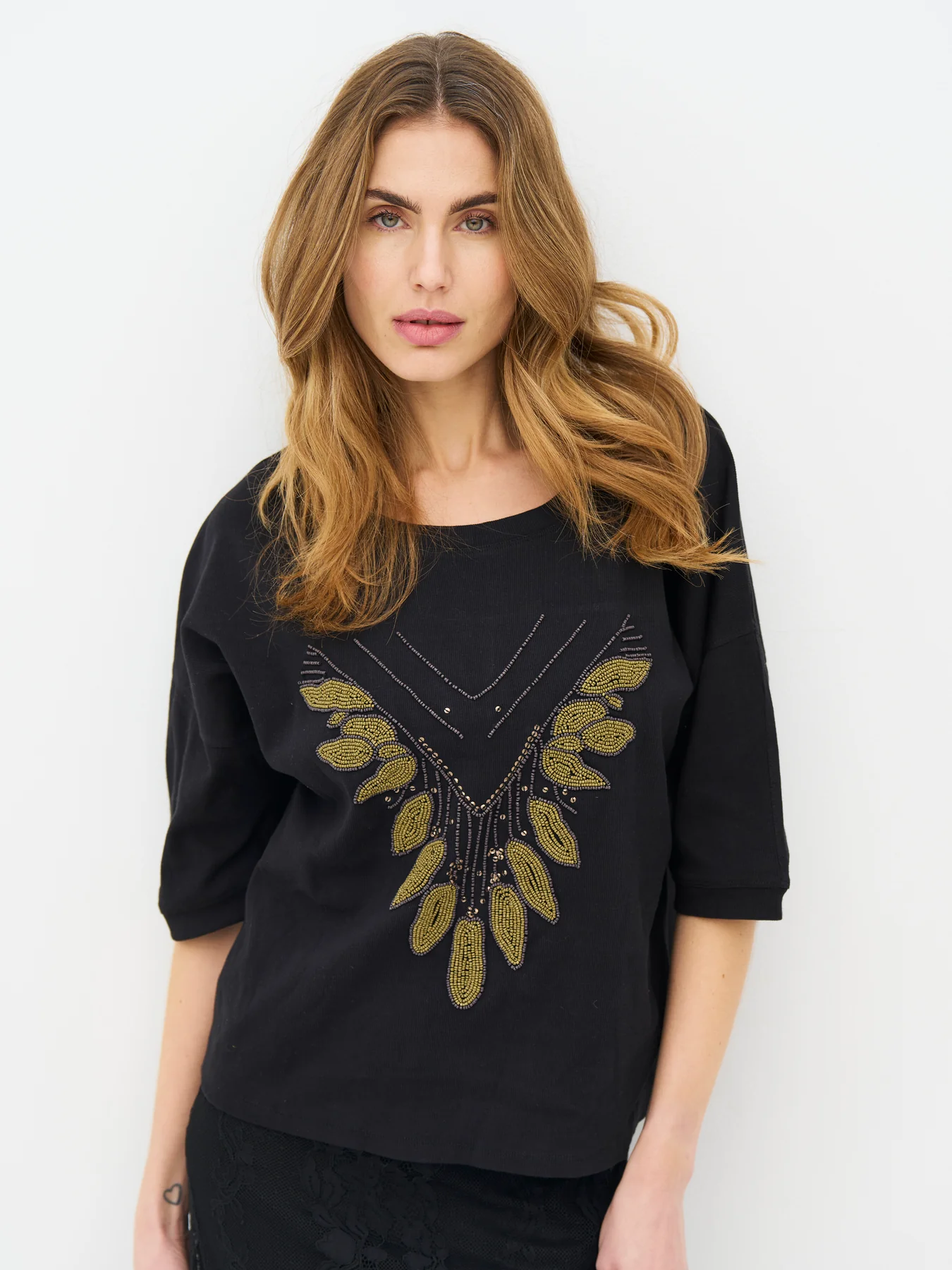 ERIN_Tee-Tops_and_T-shirts-8935-50-Black-4_1350x1800