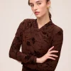 GLAZE BROWN - Vestido midi cuello cruzado flocado marrón MIOH - Thumbnail Image 3