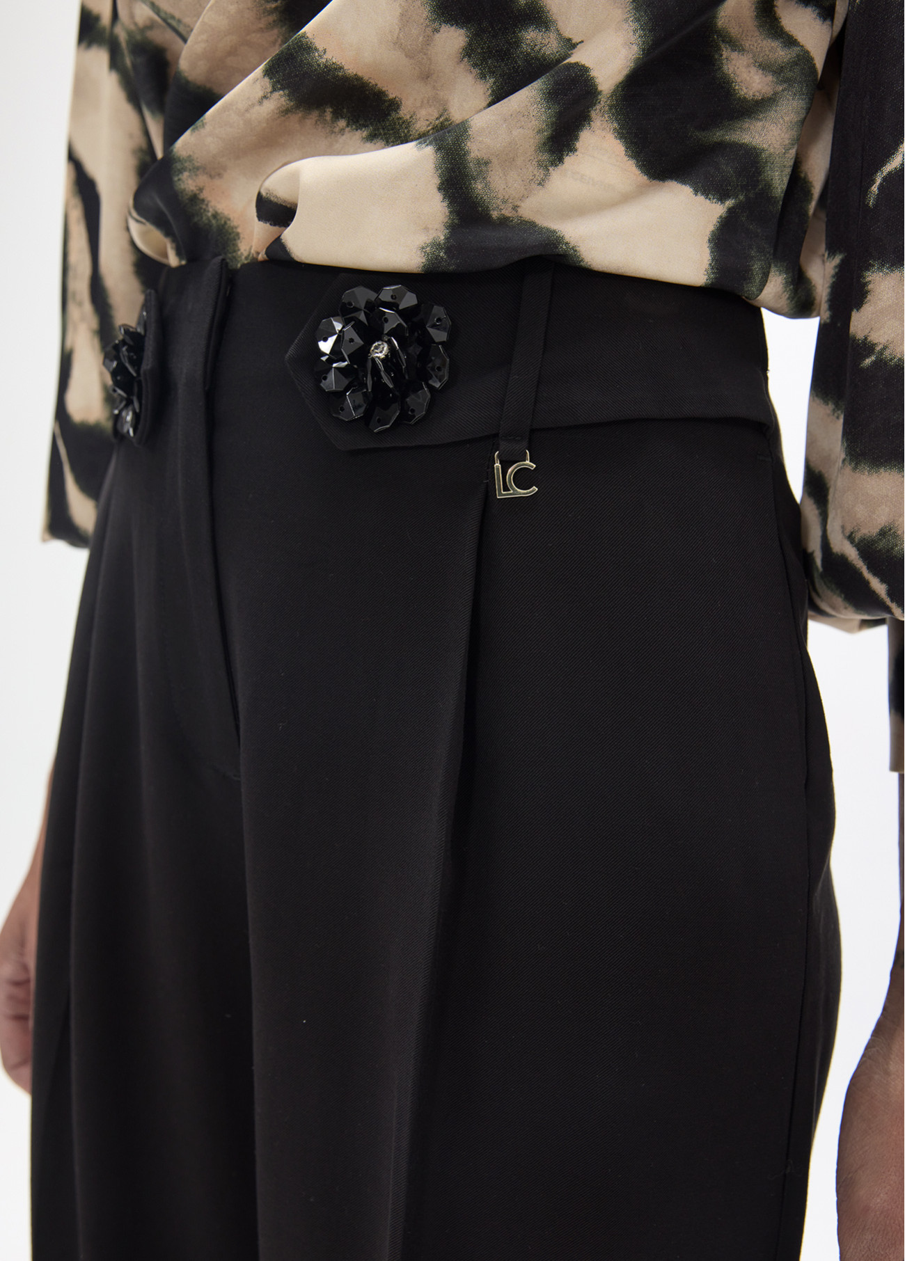 Pantalón palazzo con detalle flor LOLA CASADEMUNT - Imagen 2