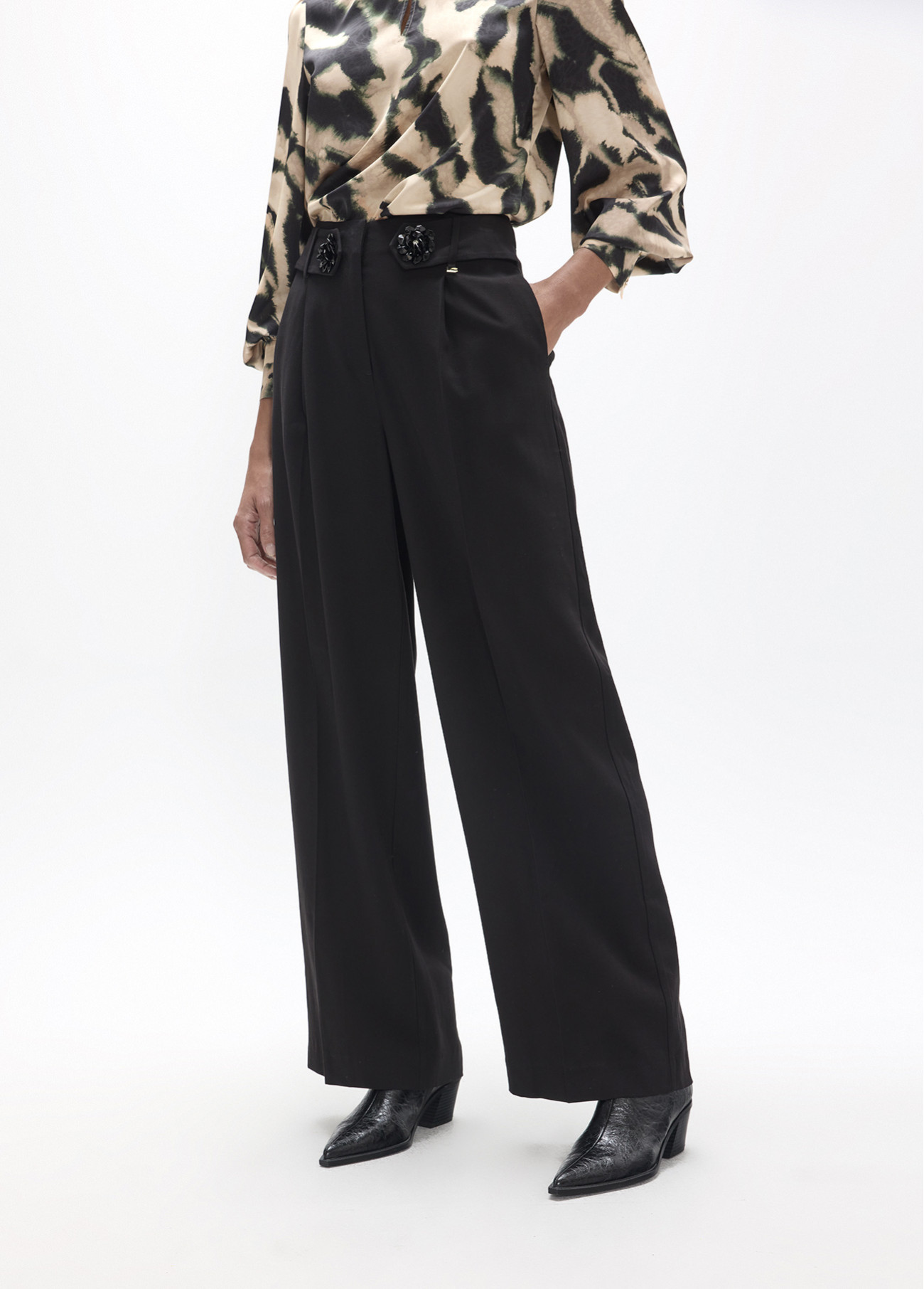 Pantalón palazzo con detalle flor LOLA CASADEMUNT - Imagen 4