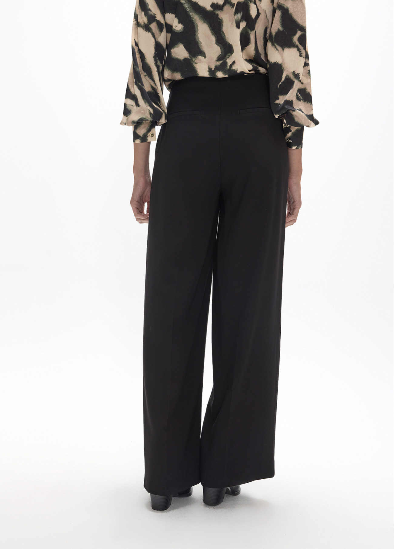 Pantalón palazzo con detalle flor LOLA CASADEMUNT - Imagen 5